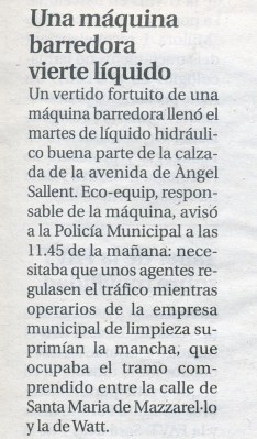 máquina barredora vierte líquido