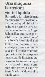 máquina barredora vierte líquido